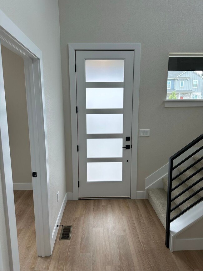 Building Photo - Beautiful Painted Prairie - 4 Bed room home - Available April!!