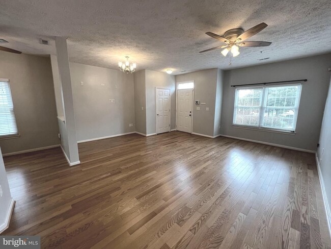 Building Photo - Beautiful 3 bedroom 2.5 bath townhouse/con...