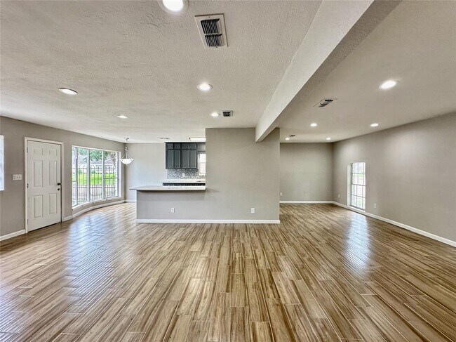Building Photo - 5926 Darkwood Dr