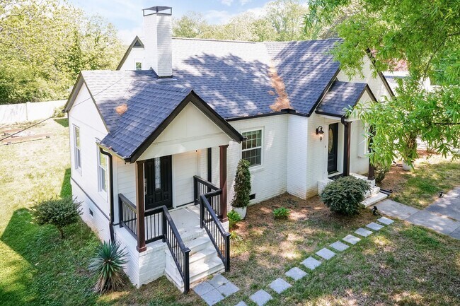 Foto del edificio - Sheek Updated Home With Pool!