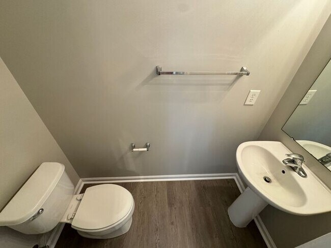 Building Photo - Charming North Raleigh Townhome!