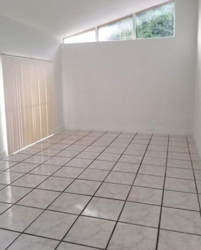 Foto del edificio - 4616 NW 185th St