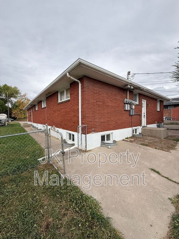 Building Photo - 528 21st Ave NE