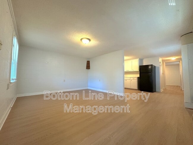 Building Photo - 301 Vivian St