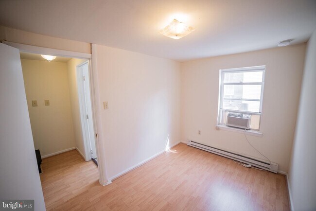 Building Photo - 1305 N Lawrence St