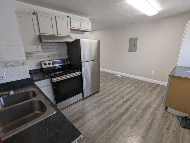 Foto del edificio - Don't miss out on this fully remodeled 3 b...