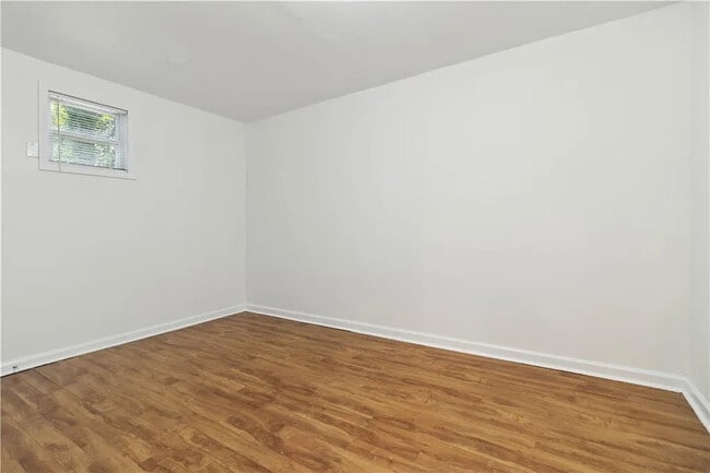 Foto del edificio - Room in House on Wedgewood Dr