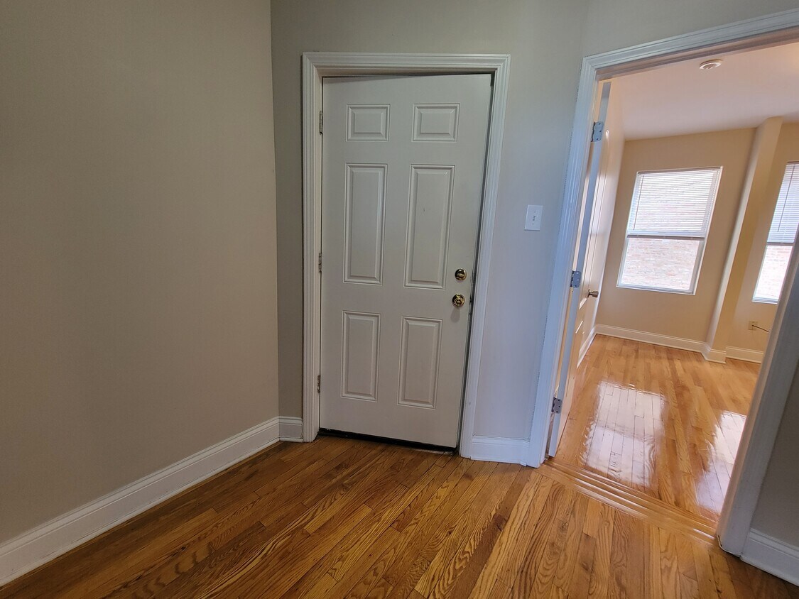 6420 S Kenwood Ave, Chicago, IL 60637 Apartments at 6420 S Kenwood