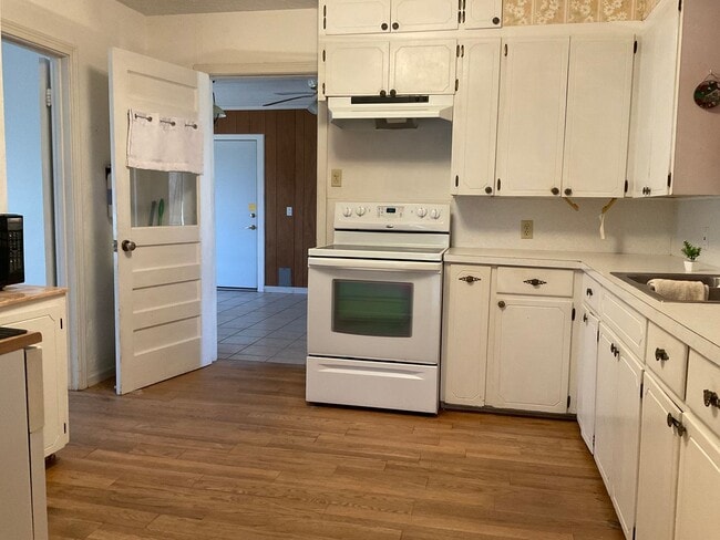 Building Photo - AMAZING 3 Bedroom 2 Bath Home COMING SOON ...
