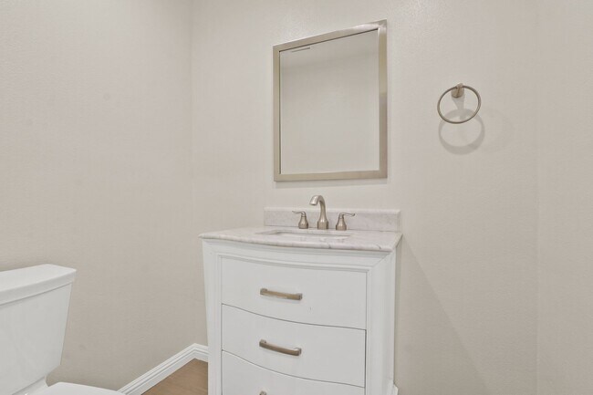 Foto del edificio - Recently Renovated Multi-Level Condo