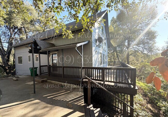 Foto del edificio - Spacious 3-Bedroom, 2-Bath Home with Garage and Private Deck in Sonora