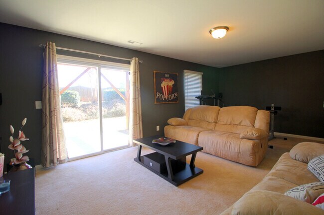 Foto del edificio - Spacious Like new 3 bedroom 3.5 bathroom T...