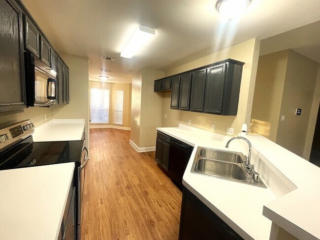 Building Photo - MOVE IN SPECIAL!!!! Cedar Hill home featur...