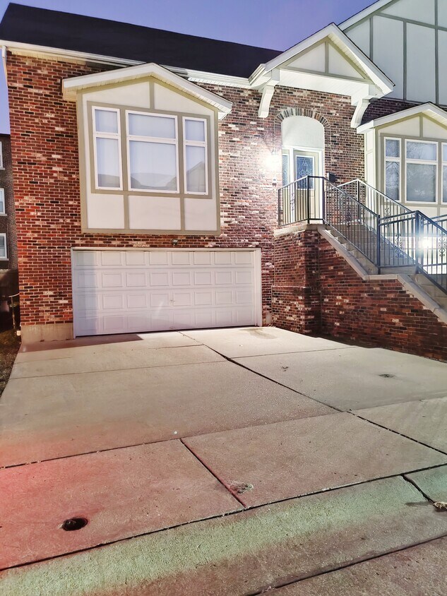 Foto principal - 8 Cabanne Townhome Dr