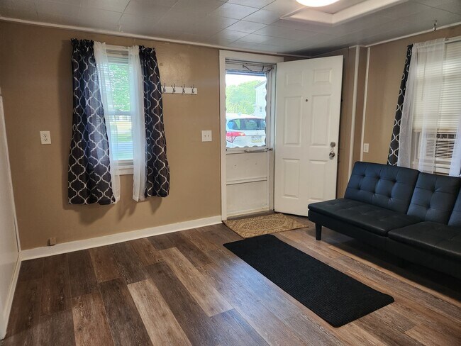 12x11 living room - 2644 Parker Ave