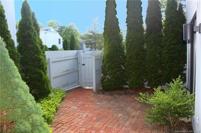 Building Photo - 10 Outpost Ln
