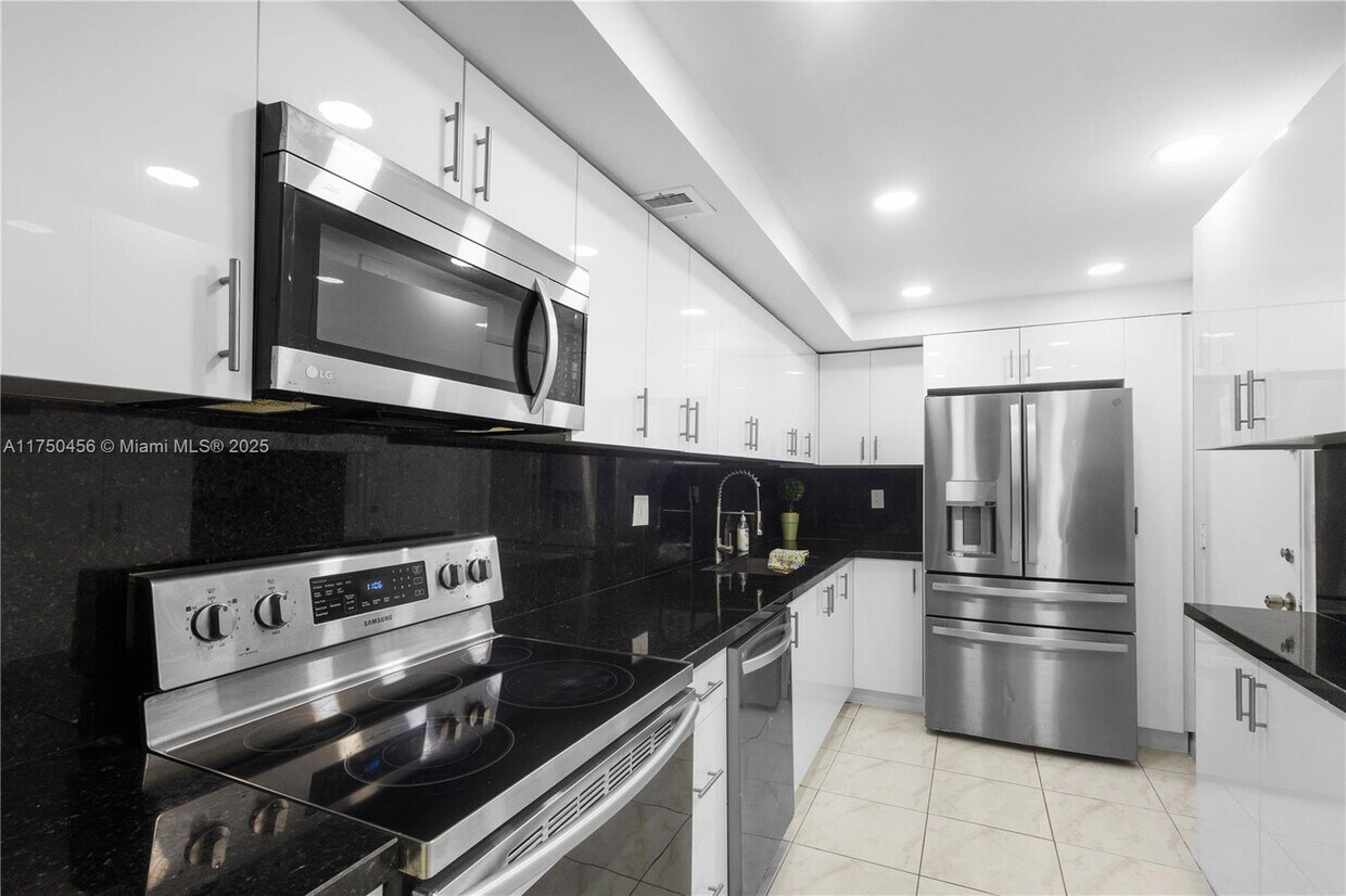 Foto principal - 1849 S Ocean Dr