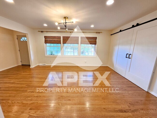 Foto del edificio - Renovated & Stunning - Single level Brick ...