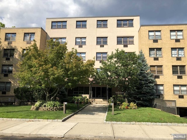 Primary Photo - 300 Lookout Ave