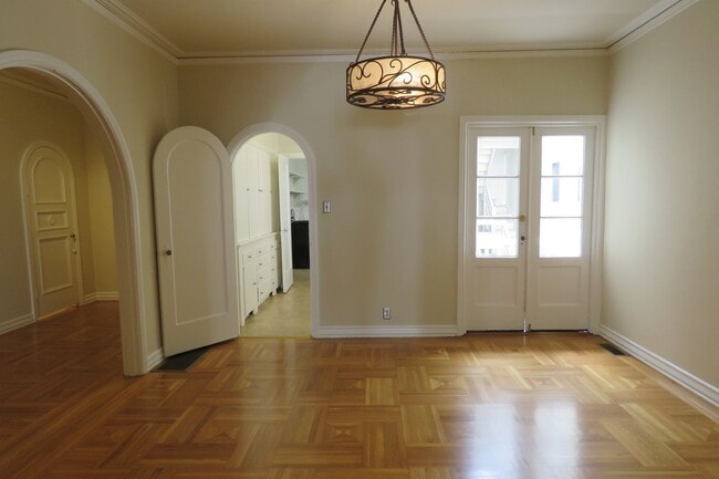 Building Photo - Huge 2 Bedroom flat with 2 Car Tandem Parking