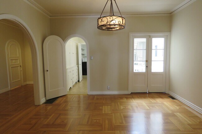 Foto del edificio - Huge 2 Bedroom flat with 2 Car Tandem Parking