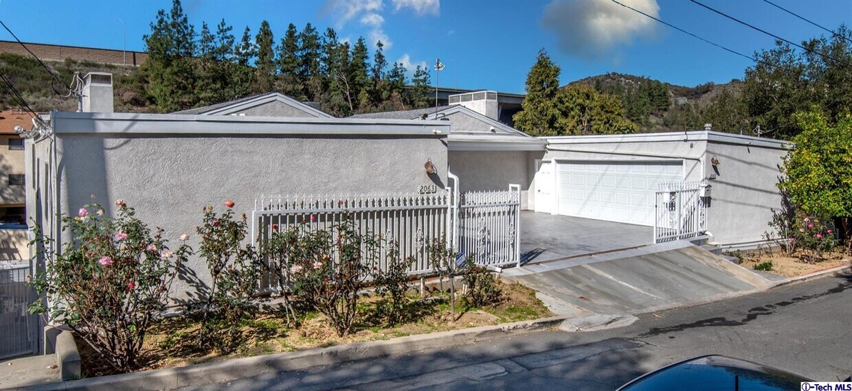 Primary Photo - 2069 Lilac Ln