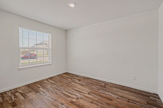 Building Photo - 3 Bed / 2 Bath in Luckey Ranch – Hardwood Floors + Fridge, W/D Included