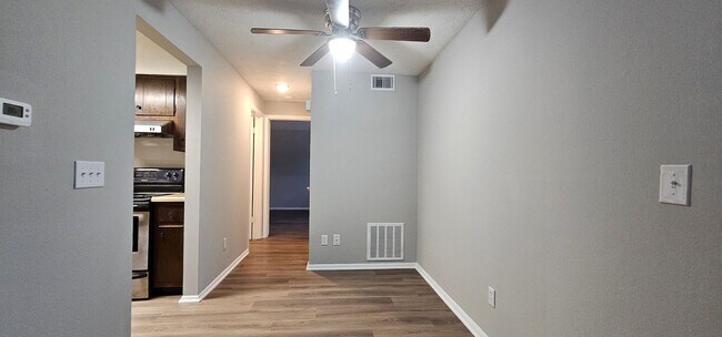 Foto del edificio - Charming 1-Bedroom Apartment in Kettering ...