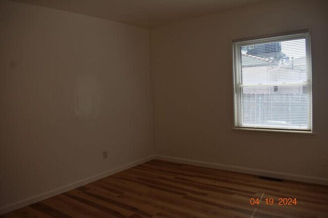 Building Photo - Charming Two-Bedroom, One-Bath Unit – Avai...