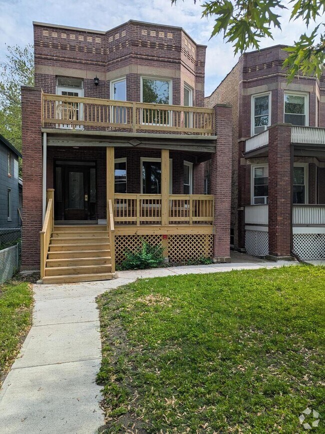Building Photo - 1821 W Greenleaf Ave
