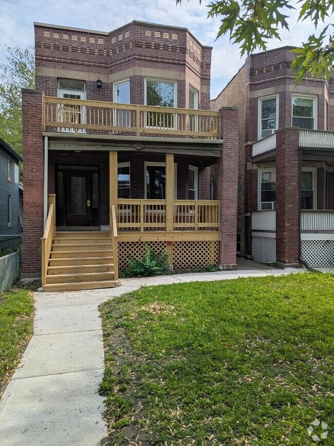Building Photo - 1821 W Greenleaf Ave