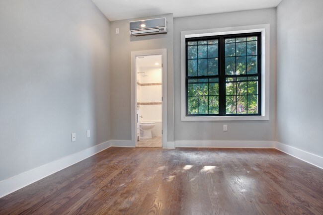 Foto del edificio - 63-12 Fresh Pond Rd