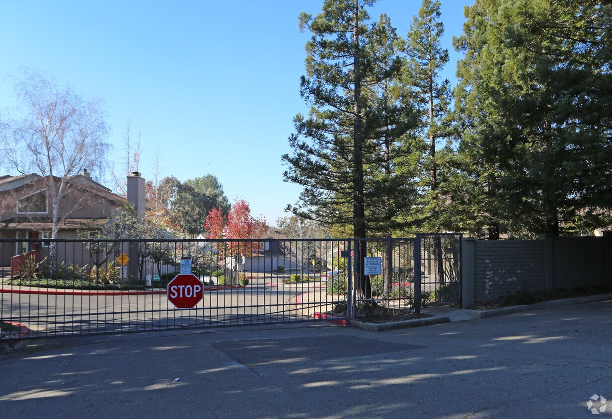 Building Photo - Garwood Glen Condominium Homes