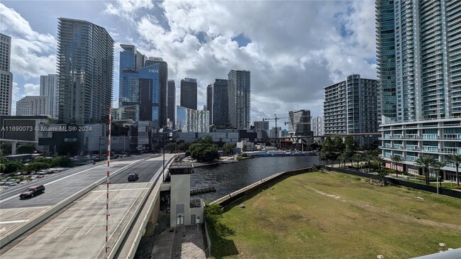 Foto del edificio - 350 S Miami Ave