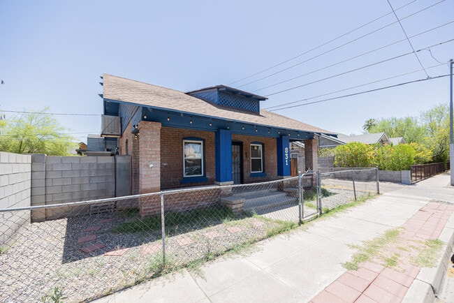 Photo - 831 N 10th St House