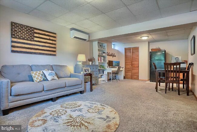 Building Photo - 43 Goldenrod Dr