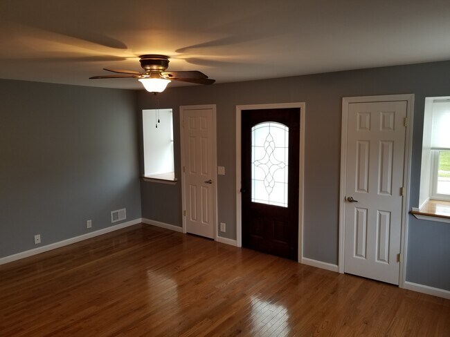 18x16 Living Room - 87 Jackson Ave