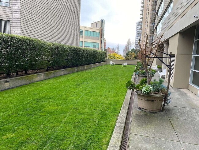 Foto del edificio - Stylish 1-Bedroom, 1-Bathroom Apartment in...