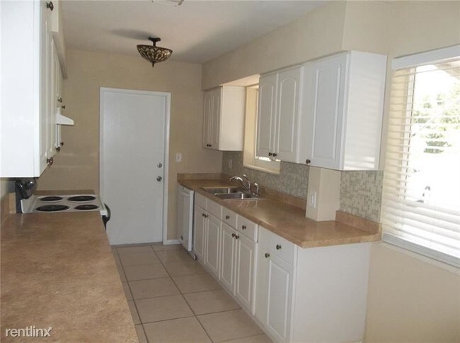 Building Photo - 3 br, 1 bath House - 1325 SE 1st Ave