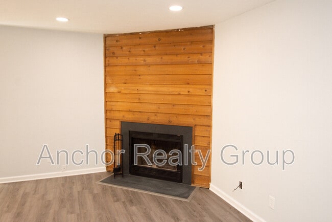 Building Photo - 500 Barberton Dr