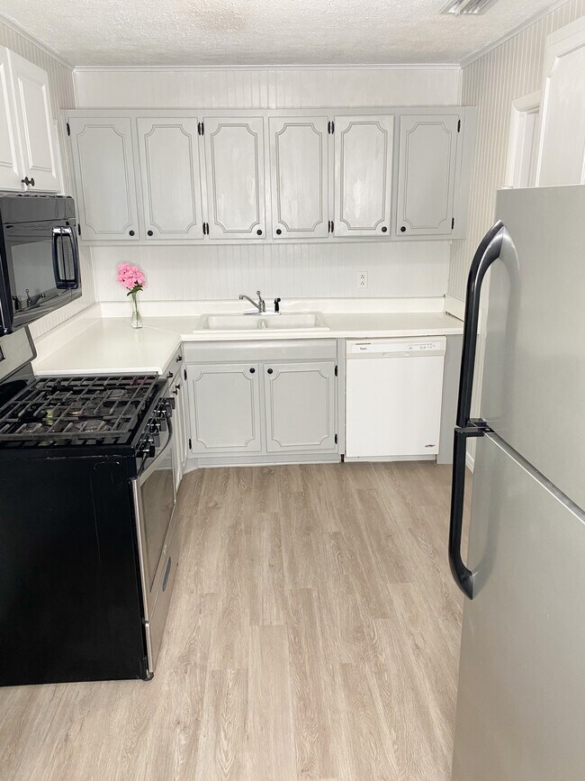 Kitchen - 707 Wilshire Rd