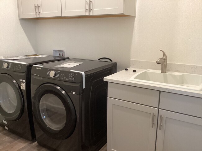 Foto del edificio - Gorgeous model home for rent