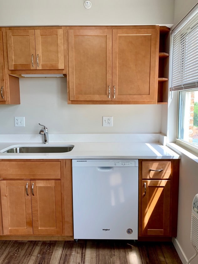 Kitchen w dishwasher and microwave - 4747 19th St