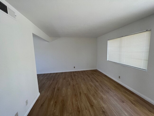 Building Photo - 2 Story Townhome