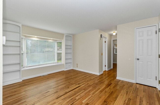 Building Photo - Shoreline home for rent!