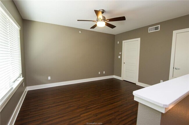 Building Photo - 1 Bed Apartment w/ Garage on Northgate for August Move In!