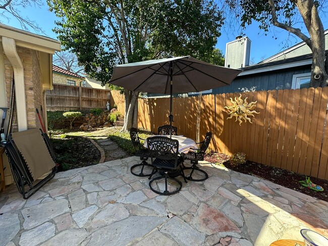 Building Photo - 2-BEDROOM GARDEN HOME IN ALAMO HEIGHTS