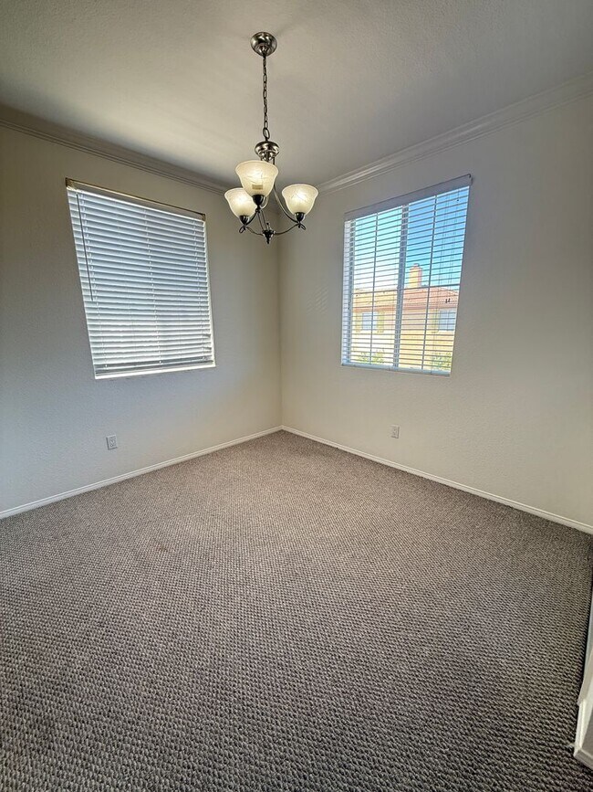 Foto del edificio - Great 2 bedroom unit upstairs nobody above you!