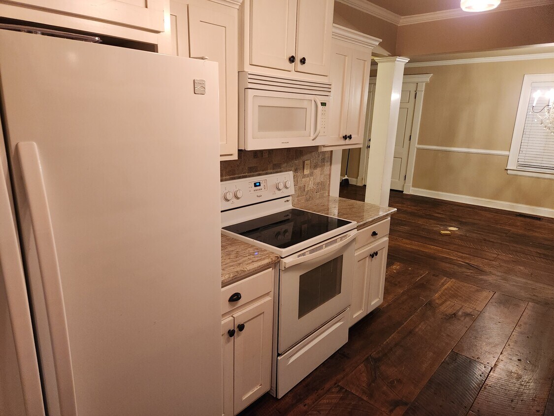 Foto principal - 705 Hillsboro Rd