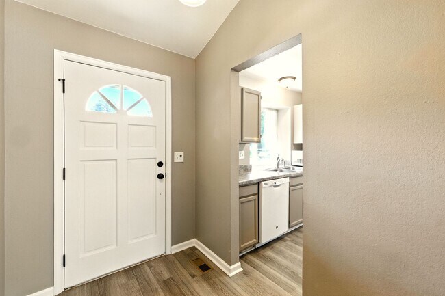 Foto del edificio - Tri-Level 3 Bedroom 2 Bath Large Backyard ...